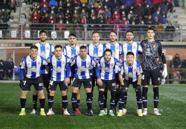 武磊：对足球的热爱！人口4千的小镇上千人到场观战