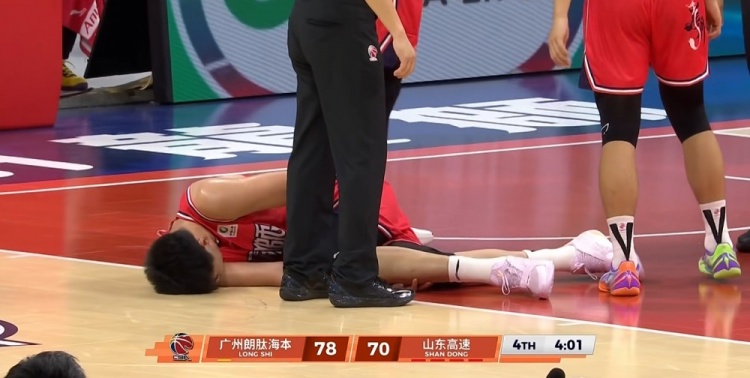 开云APP-升级了！徐昕被克里斯撞到肋部痛苦倒地 裁判回看后吹克里斯违体