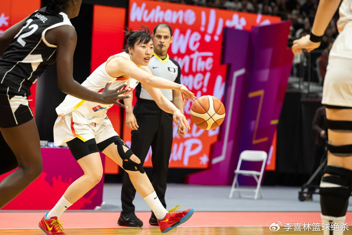 开云官方直播-在场赢24分!中国女篮24岁1米86王牌闪耀:李梦替身变3D悍将|三分球|小前锋|罗欣棫|宫鲁鸣|篮板_新浪体育_新浪新闻